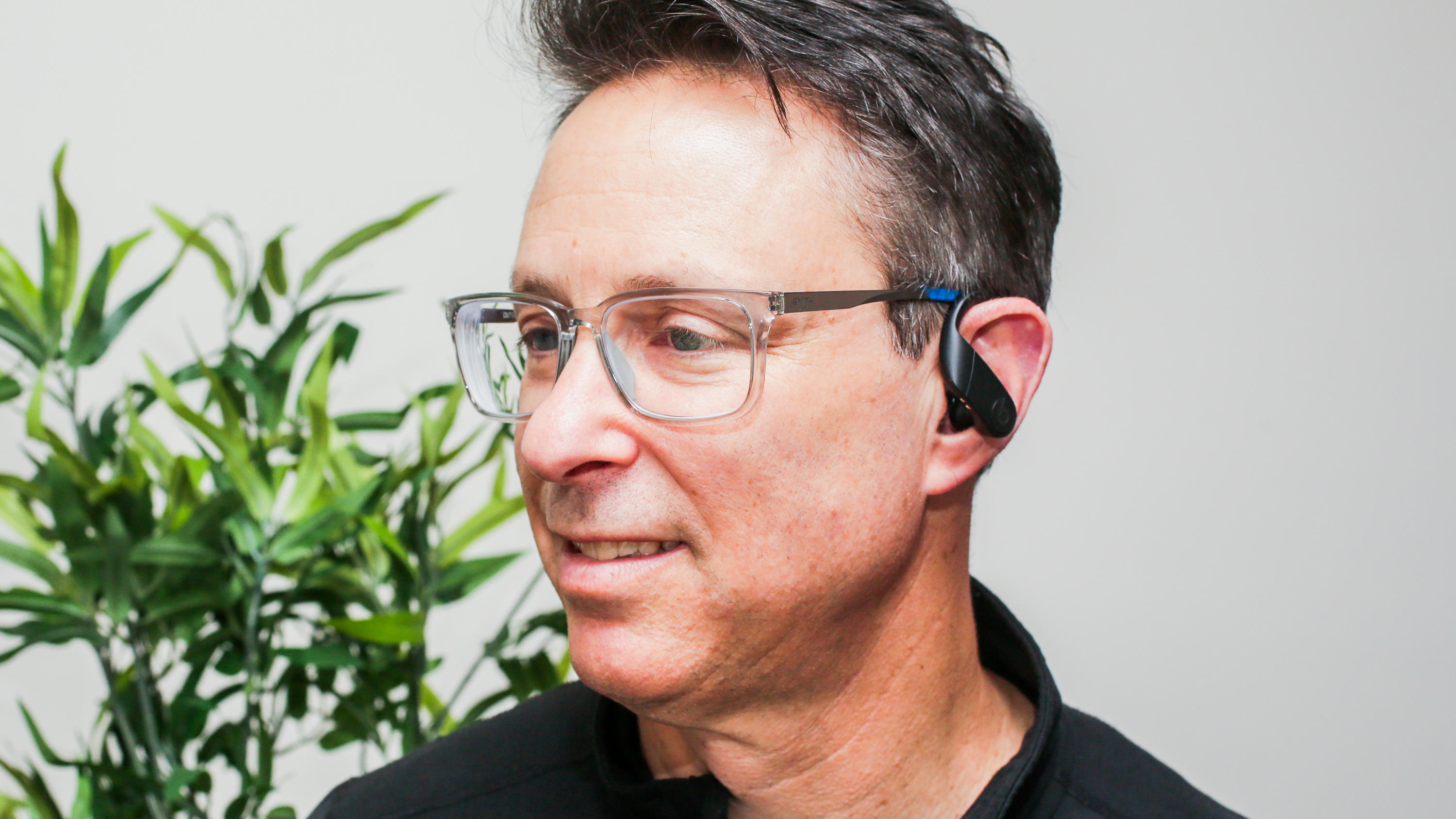 can you wear powerbeats with glasses